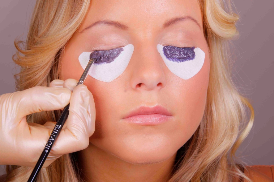 Colorazione delle Ciglia con BINACIL Istruzioni - Passo 7 Colorazione delle Ciglia con BINACIL Istruzioni - Passo 7